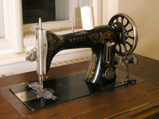 Royal Sewing Machine 2525697